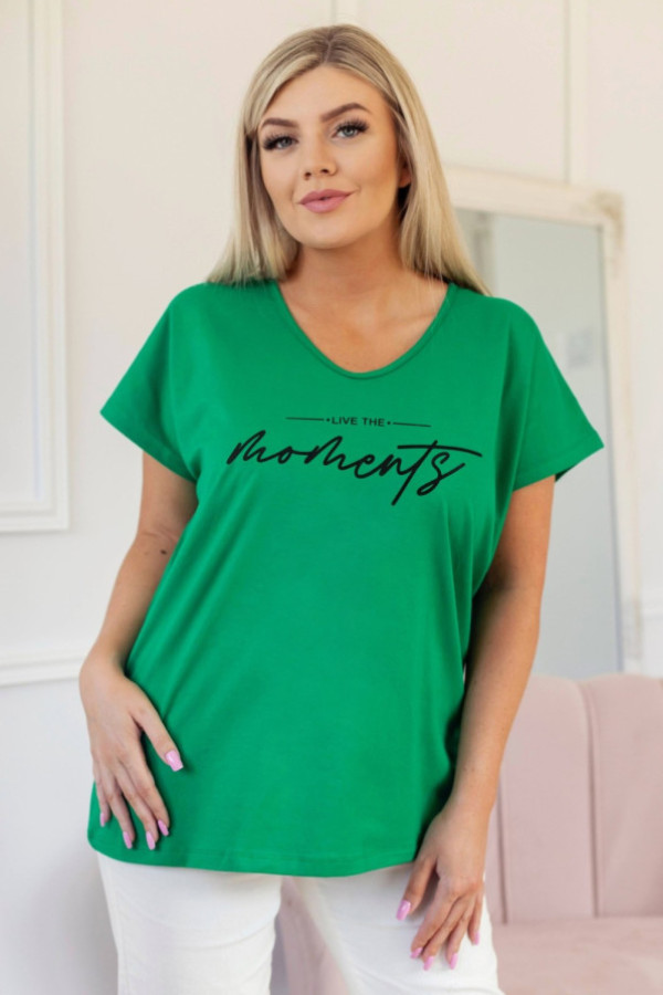 T-shirt damski plus size w kolorze zielonym dekolt w serek napisy live the moments