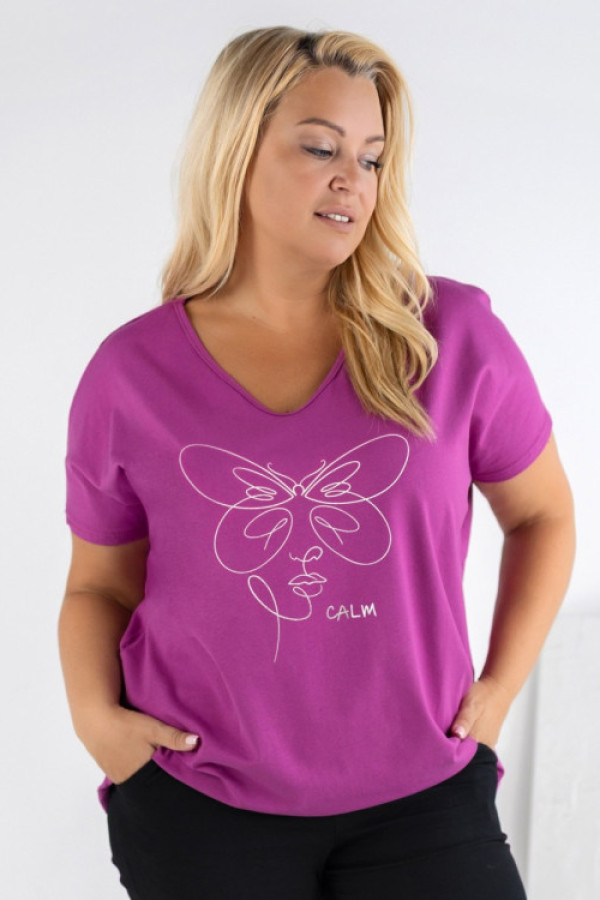 T-shirt damski plus size w kolorze magenta dekolt w serek srebrny nadruk motyl twarz zuma