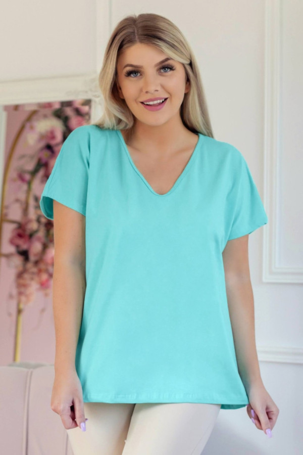 T-shirt damski plus size w drugim gatunku w kolorze sky blue dekolt w serek foxi