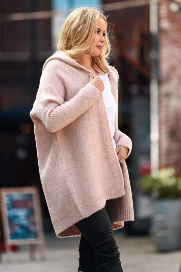 Sweter kardigan oversize w kolorze pudrowym z kapturem lara