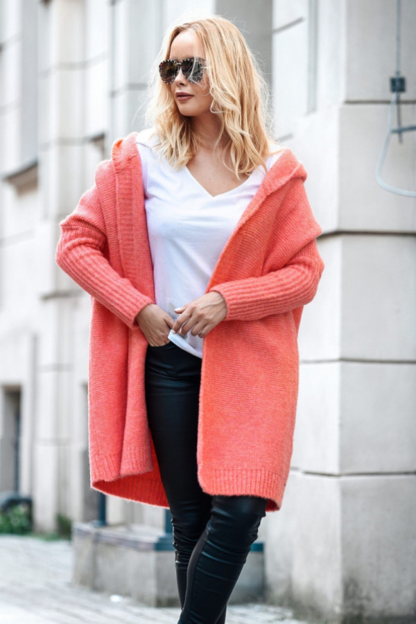 Sweter kardigan oversize w kolorze koralowym z kapturem lara