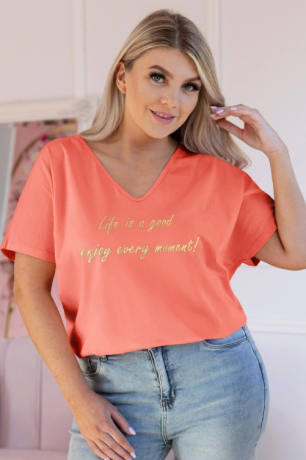 T-shirt damski plus size w drugim gatunku w kolorze morelowym dekolt w serek złote napisy life is a good enjoy