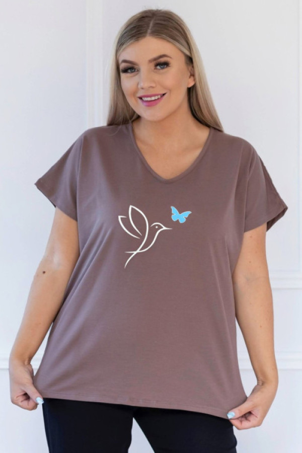 T-shirt damski plus size w drugim gatunku w kolorze mokka dekolt w serek nadruk koliber motylek