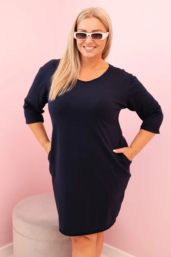 Sukienka plus size w kolorze granatowym z rękawem 3/4 prosty krój dozza