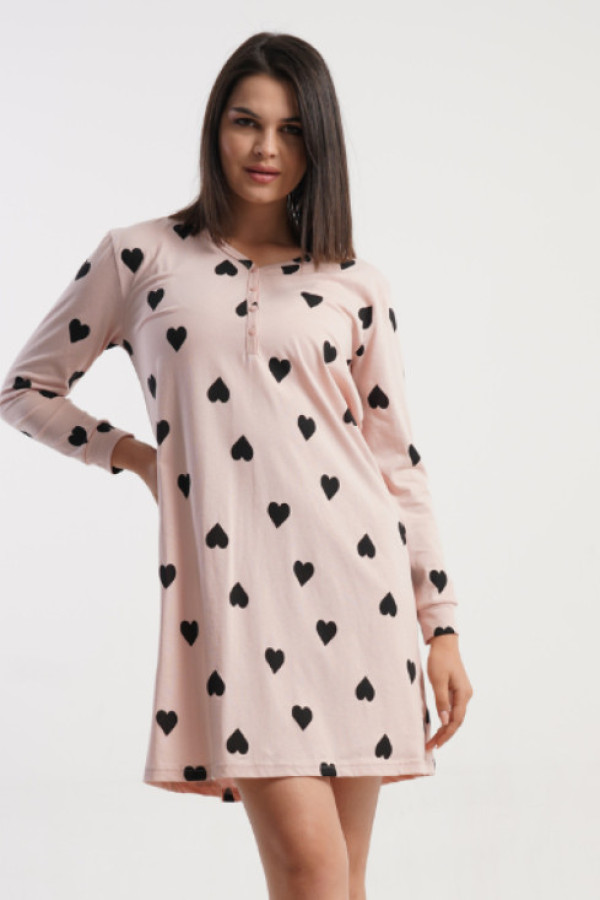 Koszula nocna plus size w kolorze pudrowym dekolt na guziczki w czarne serduszka