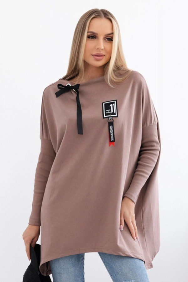 Lekka asymetryczna bluza boki rogi plus size w kolorze mokka sznurowany dekolt opal