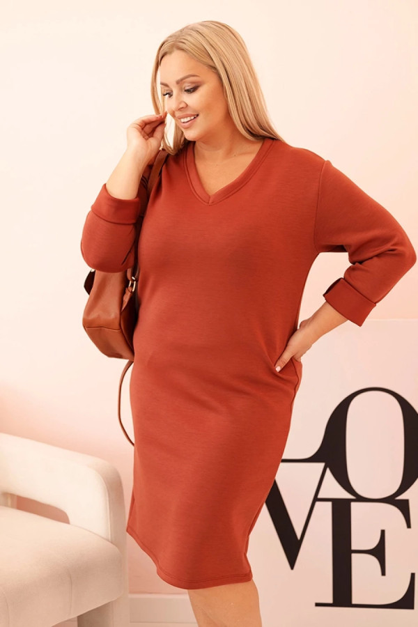 Sukienka plus size masełkowa w kolorze ceglastym dekolt v prosty krój valentina