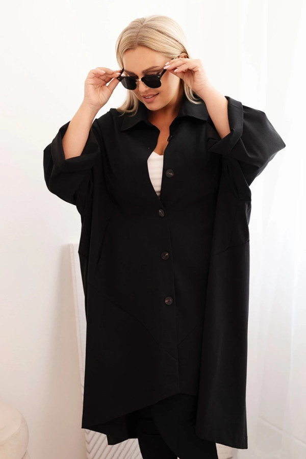 Narzutka plus size punto w kolorze czarnym z kołnierzem guziki dłuższy tył barcelona