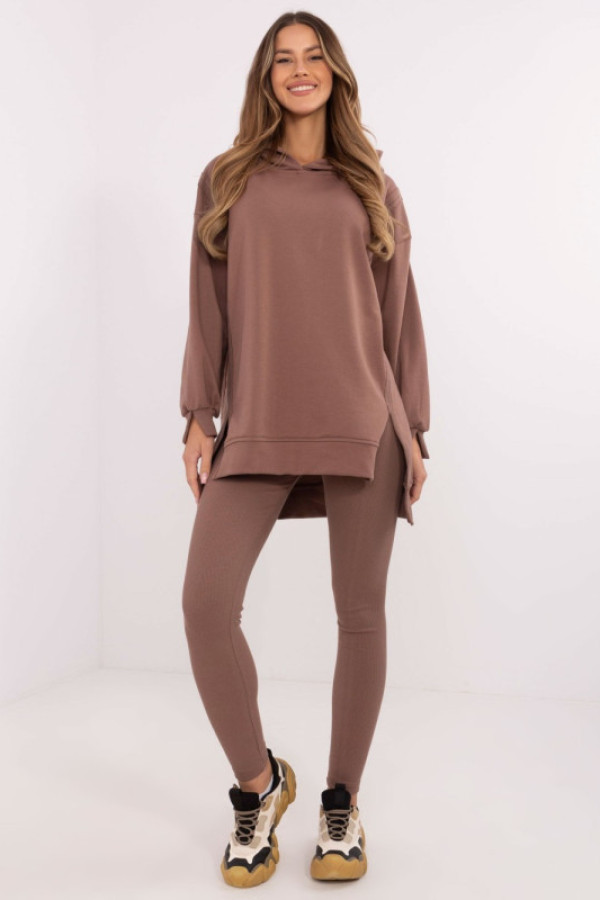 Komplet dresowy damski w kolorze brązowym legginsy w prążki i bluzą z kapturem tommy