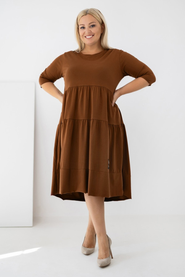 Sukienka plus size w kolorze cynamonowym z 3/4 rękawem falbany feria