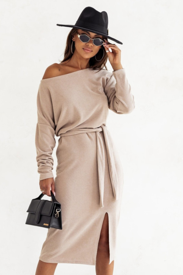 Sukienka w kolorze beżowym z rozcięciem wiązanie kenna