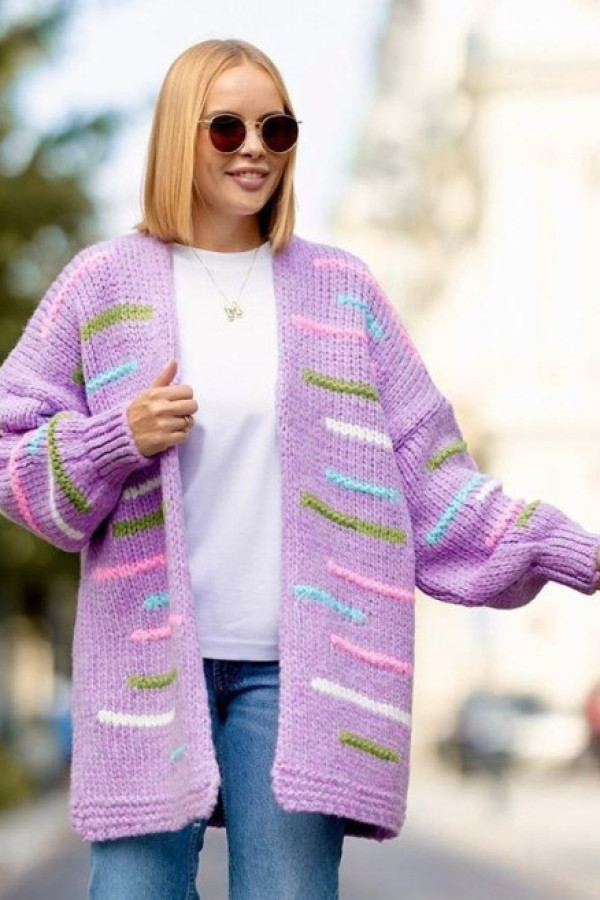 Luźny sweter kardigan w kolorze lila fiolet kolorowe paseczki bufiaste rękawy jamila