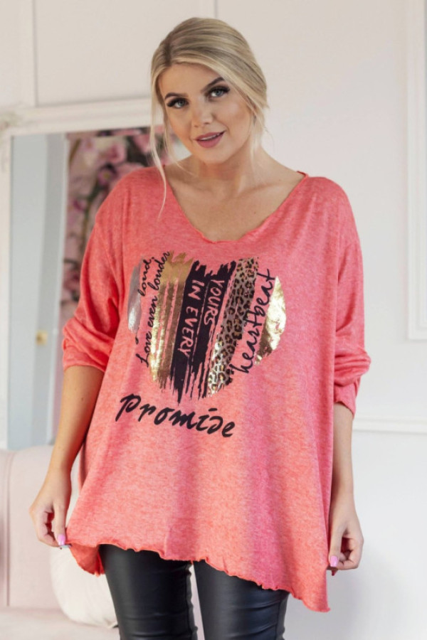 Milutki sweter damski oversize w kolorze koralowym zwierzęcy nadruk serce promise