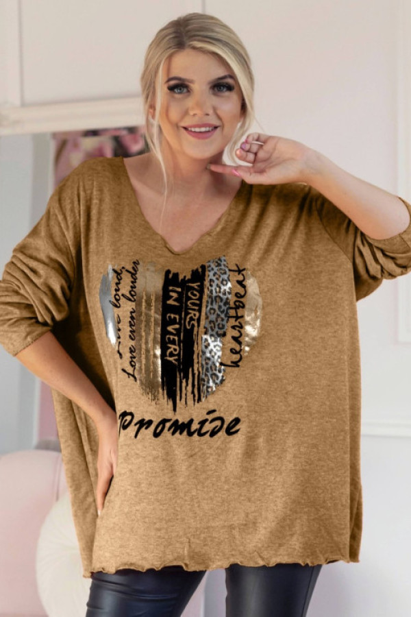 Milutki sweter damski oversize w kolorze camelowym zwierzęcy nadruk serce promise