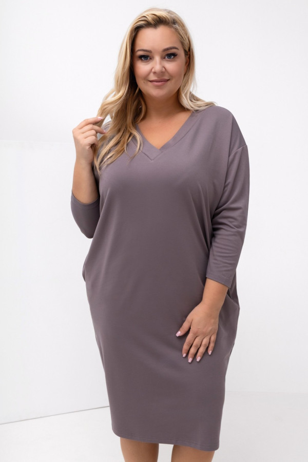 Nietoperzowa sukienka damska plus size w kolorze beż fango dekolt w serek kieszenie lucyna