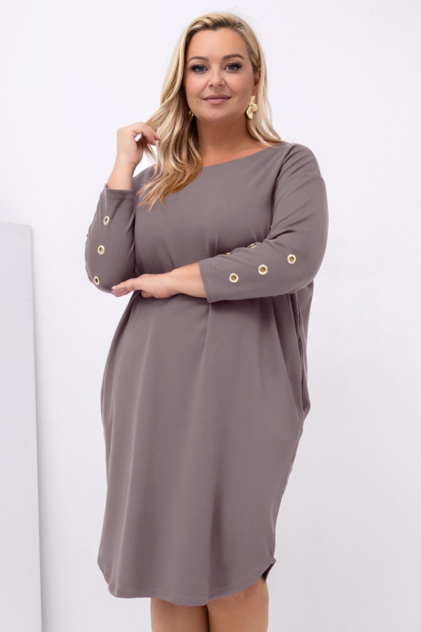 Oversizeowa sukienka plus size w kolorze fango ozdobne rękawy 3/4 franky
