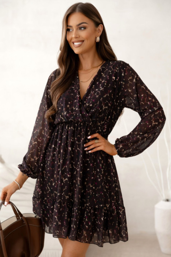 Wzorzysta sukienka w kolorze czekoladowym z kopertowym dekoltem falbana kendy