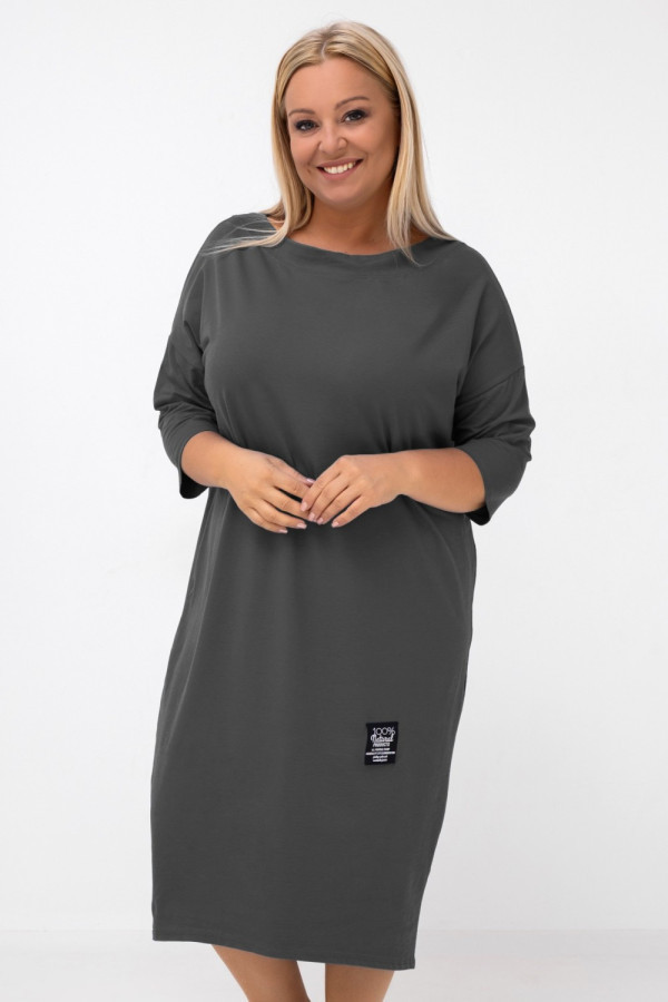 Sukienka plus size w kolorze grafitowym z rękawem 3/4 naszywka marcela