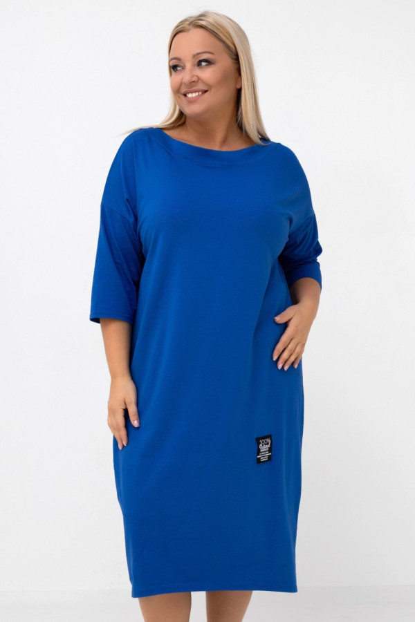 Sukienka plus size w kolorze chabrowym z rękawem 3/4 naszywka marcela
