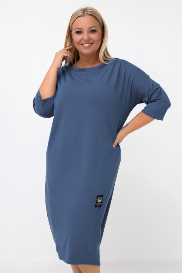 Sukienka plus size w kolorze denim z rękawem 3/4 naszywka marcela