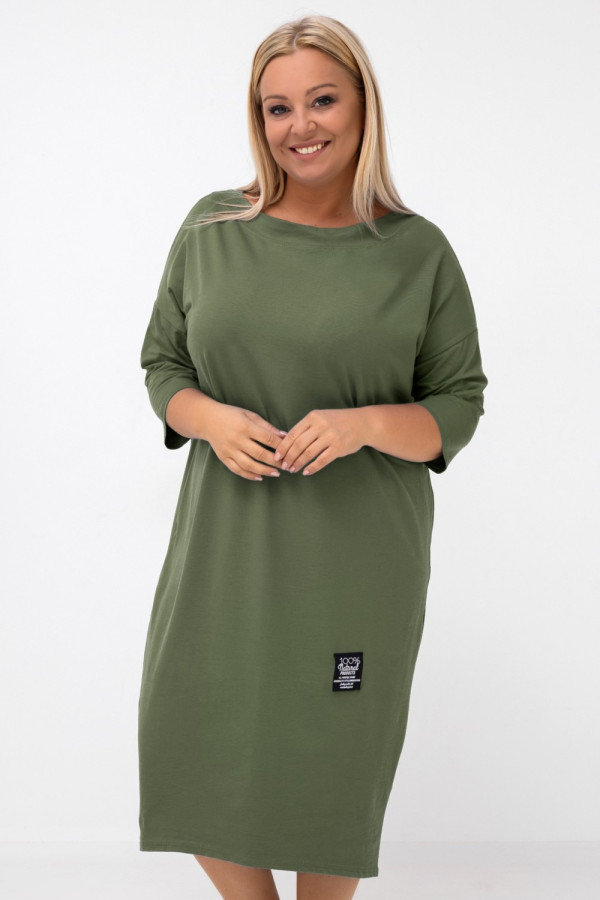 Sukienka plus size w kolorze khaki z rękawem 3/4 naszywka marcela