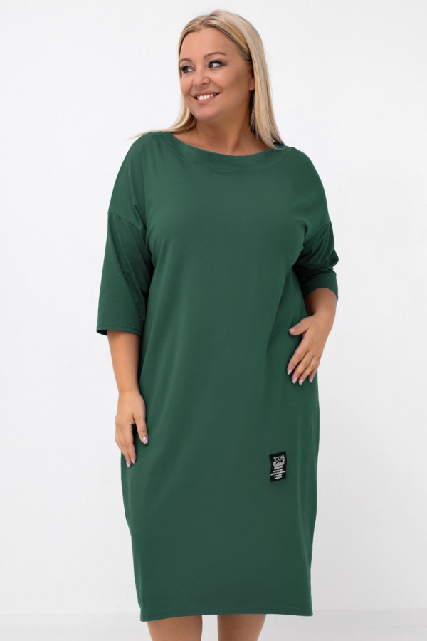 Sukienka plus size w kolorze zielonego mchu z rękawem 3/4 naszywka marcela