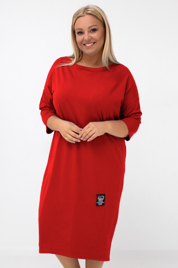 Sukienka plus size w kolorze czerwonym z rękawem 3/4 naszywka marcela