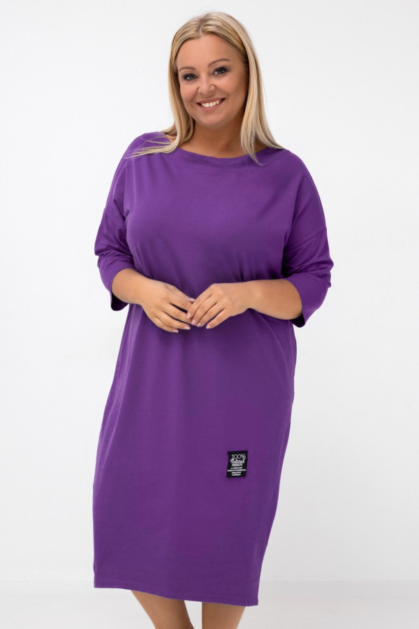 Sukienka plus size w kolorze jagodowym z rękawem 3/4 naszywka marcela