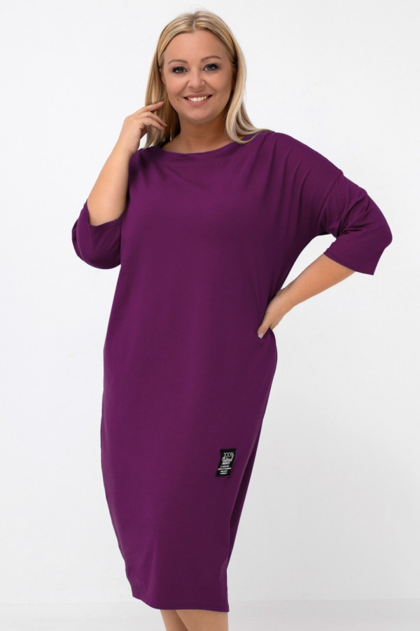 Sukienka plus size w kolorze amarantowym z rękawem 3/4 naszywka marcela