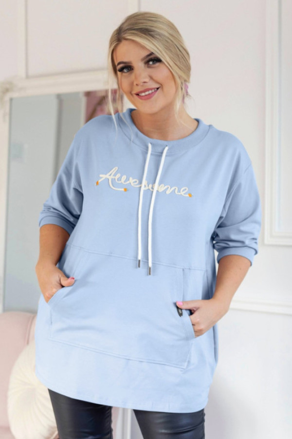Lekka bluza damska w kolorze błękitnym ozdobna aplikacja sznurowany dekolt zofia