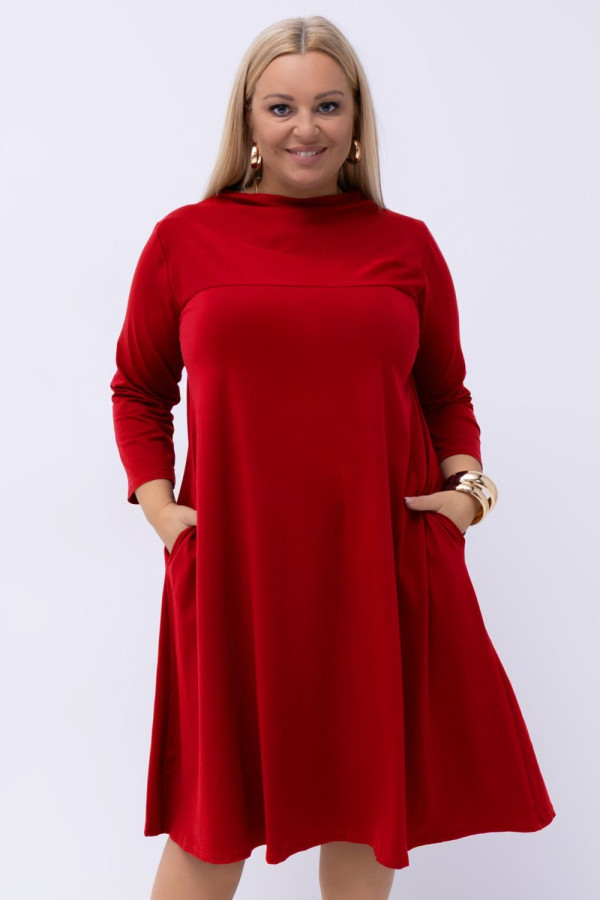 Rozkloszowana sukienka ze stójką plus size w kolorze czerwonym kieszenie treya
