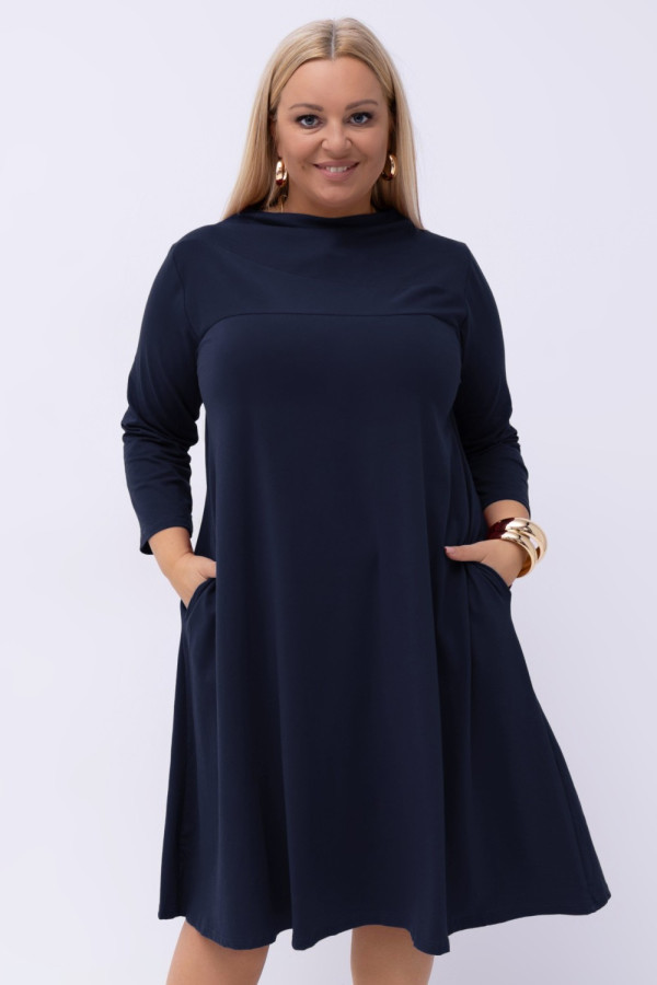 Rozkloszowana sukienka ze stójką plus size w kolorze granatowym kieszenie treya