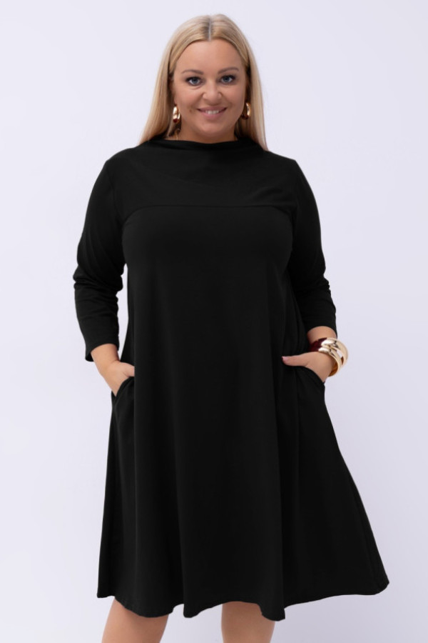 Rozkloszowana sukienka ze stójką plus size w kolorze czarnym kieszenie treya