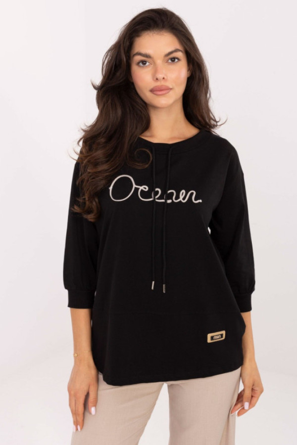 Bluzka damska w kolorze czarnym sznurowany dekolt haftowany napis ocean