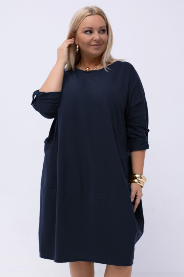 Bawełniana sukienka plus size w kolorze granatowym z kieszeniami mona