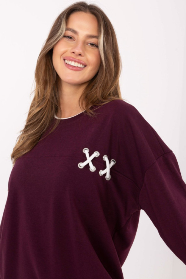 Bluza damska w kolorze śliwkowym okrągły dekolt ozdobne sznurowanie naszywka gloria