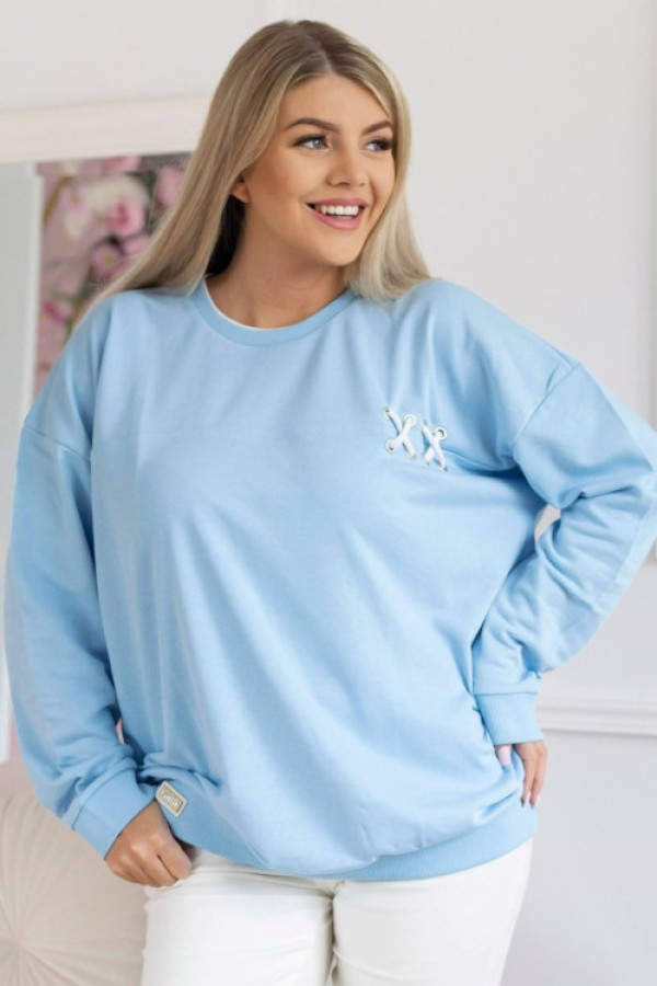 Bluza damska w kolorze błękitnym okrągły dekolt ozdobne sznurowanie naszywka gloria