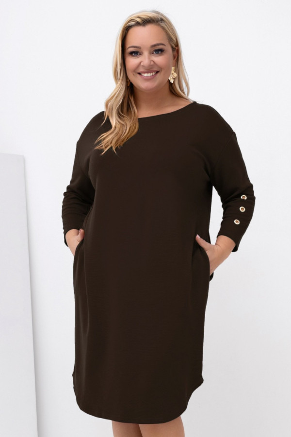 Oversizeowa sukienka plus size w kolorze czekoladowym ozdobne rękawy 3/4 franky