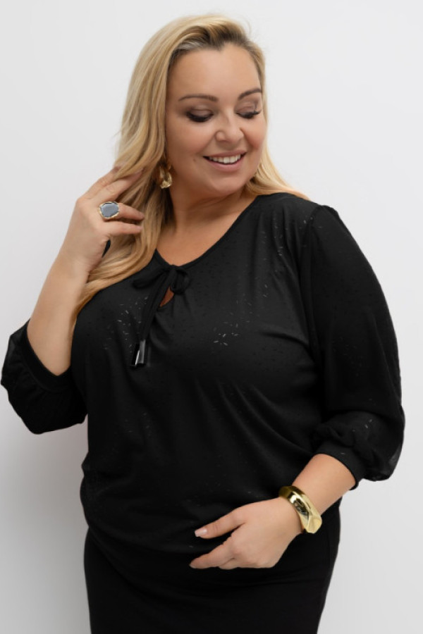 Bluzka plus size w kolorze czarnym sznurowany dekolt szyfonowe rękawy 3/4 kreseczki lori