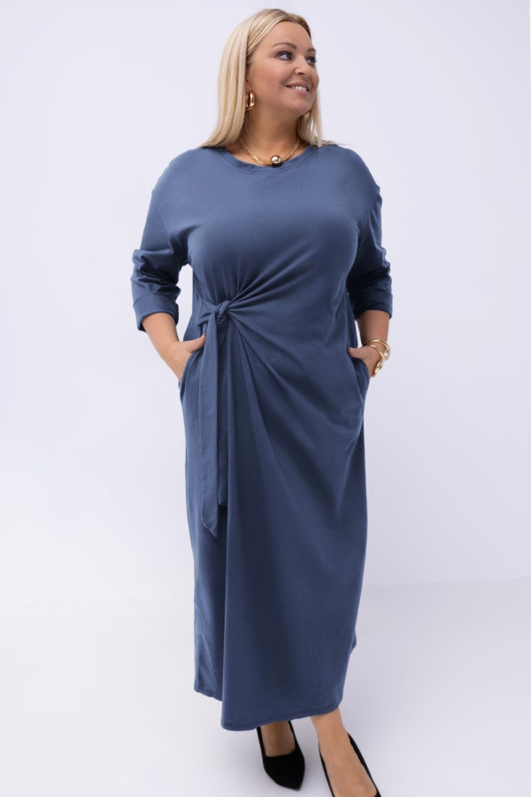 Sukienka plus size z wiązaniem w kolorze denim z kieszeniami hontas