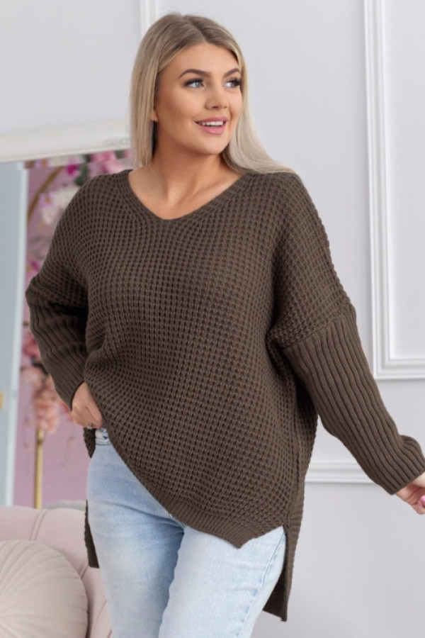 Sweter damski oversize w kolorze brązowym dekolt w serek dłuższy tył diego