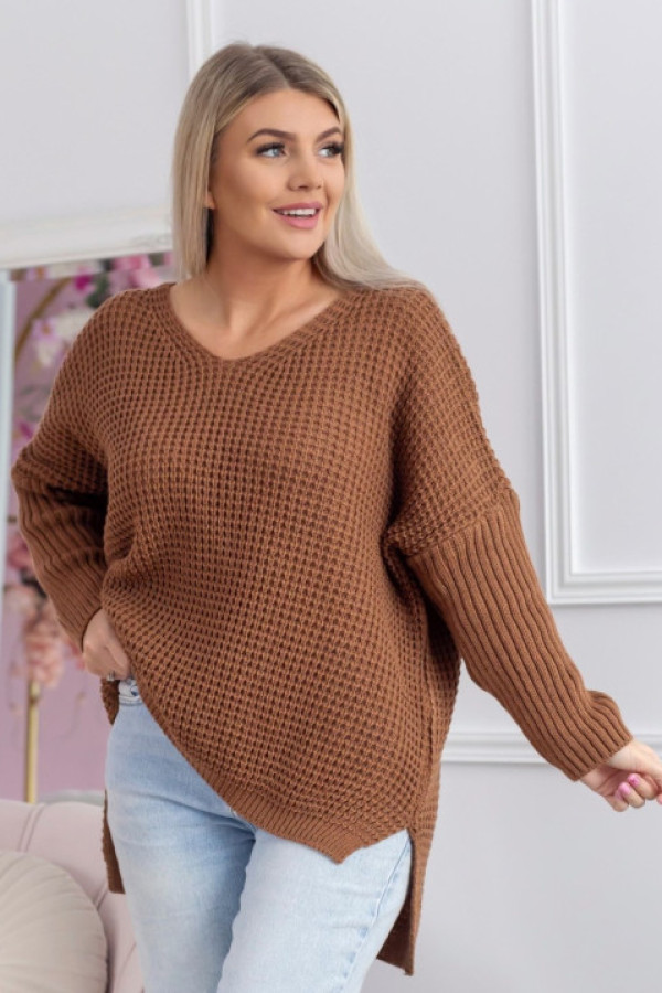 Sweter damski oversize w kolorze karmelowym dekolt w serek dłuższy tył diego