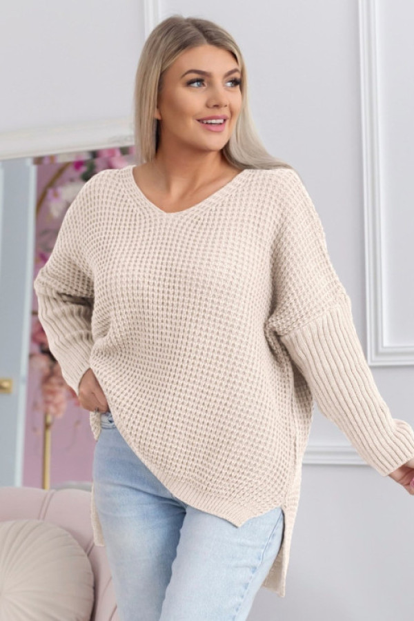 Sweter damski oversize w kolorze jasnobeżowym dekolt w serek dłuższy tył diego