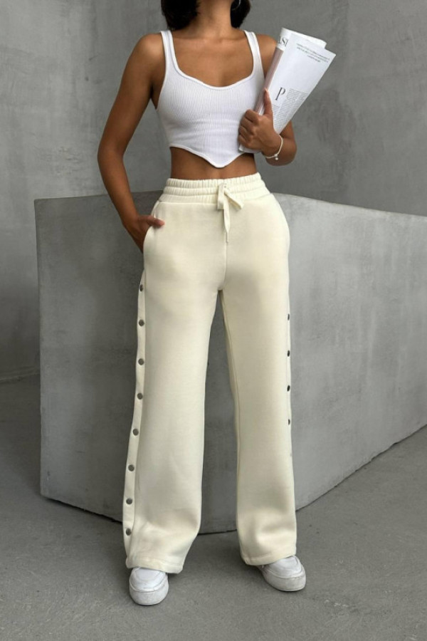 Emi - spodnie dresowe z szeroką nogawką oraz ozdobnymi zatrzaskami - krem