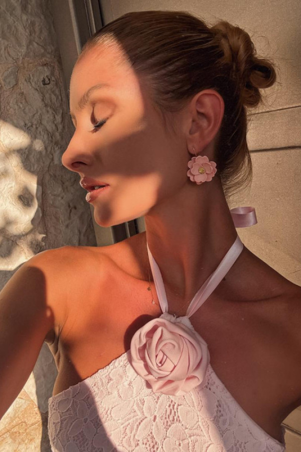 Subtelne kolczyki kwiaty w pudrowym