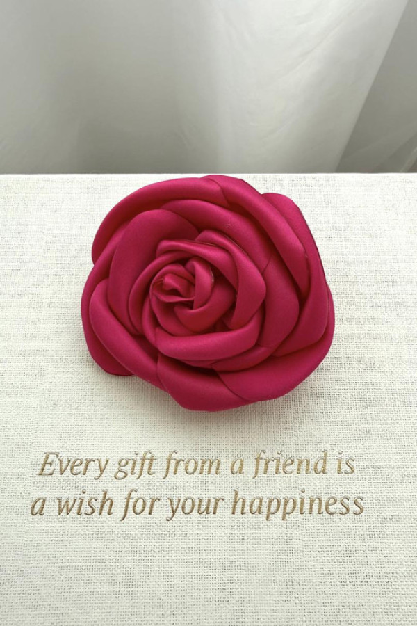 Amarantowa róża na