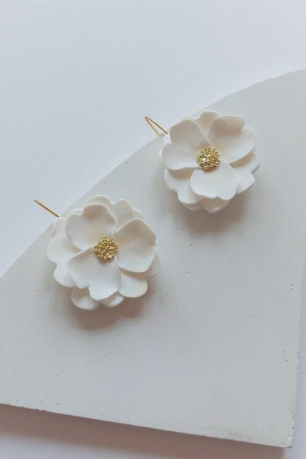 Subtelne kolczyki kwiaty w śmietankowej