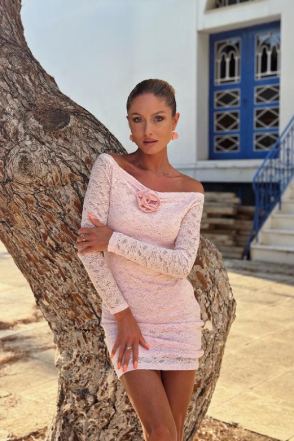 Koronkowa sukienka mini z różą i odkrytymi ramionami - pastel