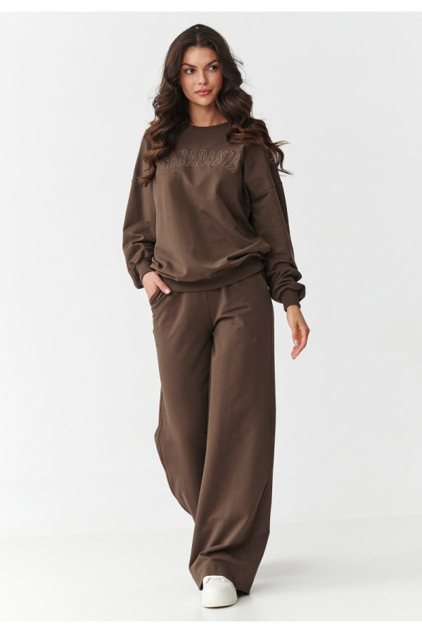 Komplet dresowy z szerokimi nogawkami i haftowaną aplikacją czekoladowy m890