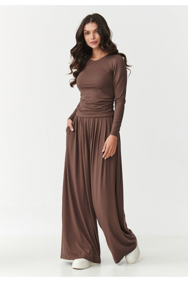 Komplet wiskozowy z marszczoną bluzką i szerokimi spodniami czekoladowy m892